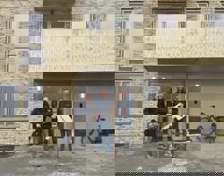 Sleuteloverdracht voor de deur van woontoren op eiland 5 in Bunschoten