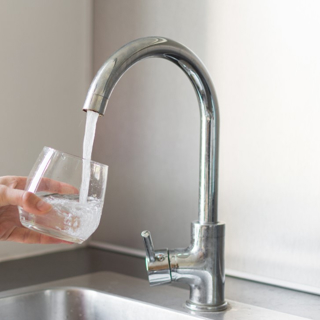 Glas water vullen uit de kraan