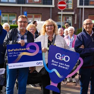 Willy Houtveen met haar buren en haar buurman Aart Duijst, die haar nomineerde voor Buur van het jaar 2024