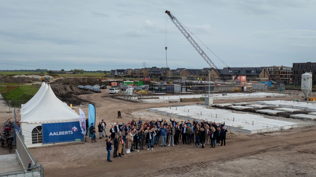 Groepsfoto voor de feestelijke start van de bouw van Eiland 5 in Bunschoten 