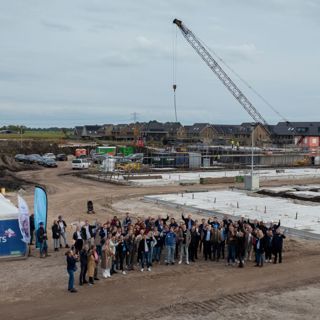 Groepsfoto voor de feestelijke start van de bouw van Eiland 5 in Bunschoten 