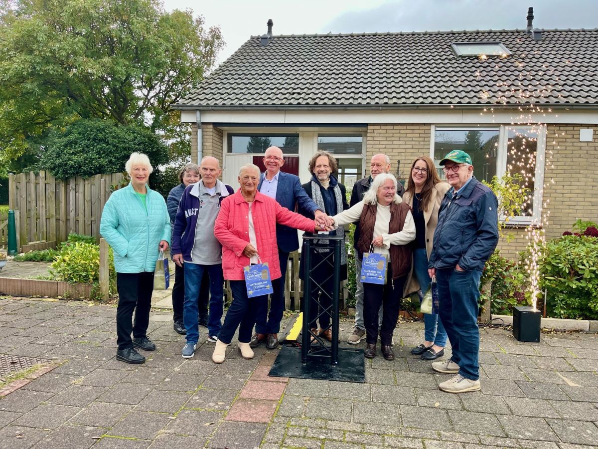 Viering met aantal bewoners van het feit dat 17 woningen aardgasvrij zijn in de Hilversumse Meent