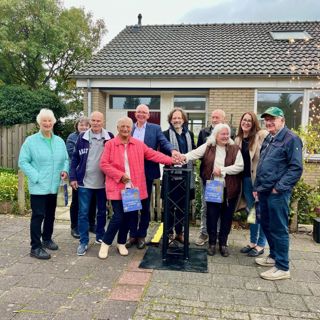 Viering met aantal bewoners van het feit dat 17 woningen aardgasvrij zijn in de Hilversumse Meent