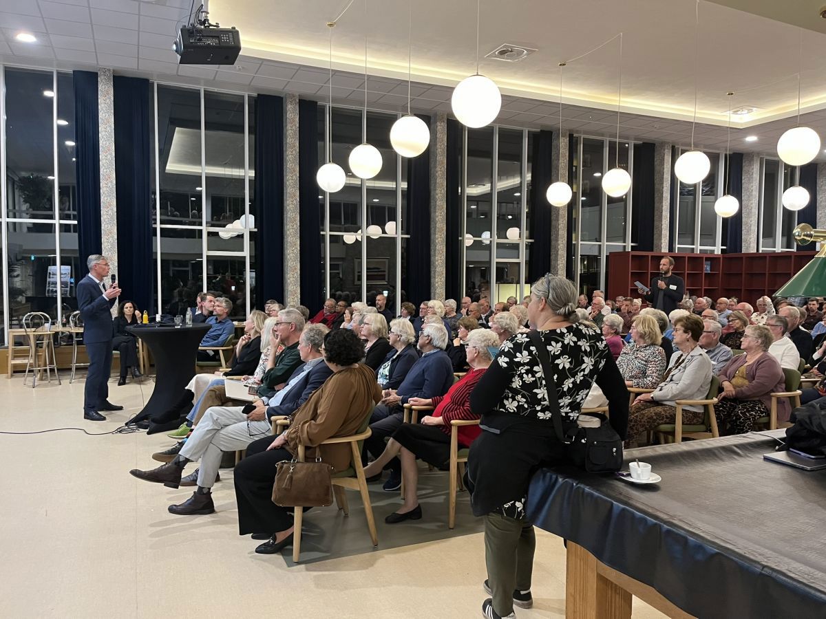 Belangstellenden luisteren naar de presentatie van de nieuwbouwplannen voor het circusterrein 