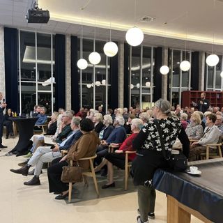 Belangstellenden luisteren naar de presentatie van de nieuwbouwplannen voor het circusterrein 