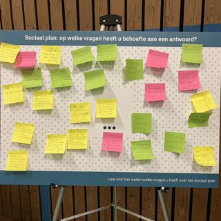 Post-its vol ideeën voor wijkontwikkeling tijdens eerste inloopbijeenkomst Muiden Noordwest