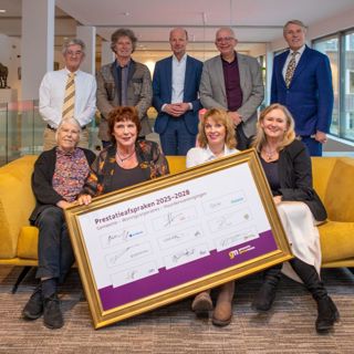 De gemeente, woningcorporaties de Alliantie, G&O, Woningstichting Naarden, Dudok Wonen en hun huurdersverenigingen hebben een handtekening gezet onder de ‘Prestatieafspraken 2025 tot en met 2028’