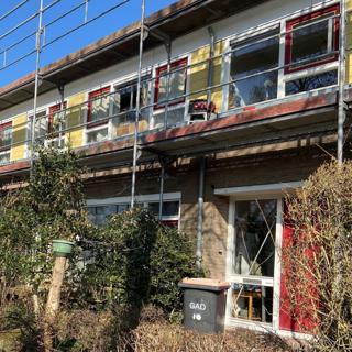 Huis in de steigers tijdens verduurzamingswerkzaamheden in Muiderberg