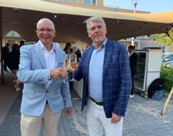 Directeur-bestuurder Maarten van Gessel en wethouder Nico Schimmel proosten op de oplevering van de Ankerplaats, Muiden