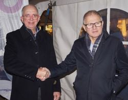 Directeur-bestuurder van G&O Maarten van Gessel schudt de hand van wethouder Wim de Jong tijdens het opleverfeest van Eiland 4, Bunschoten