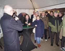 Maarten van Gessel spreekt de mensen toe tijdens het opleverfeest van eiland 4, Bunschoten