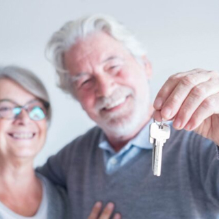 2 bewoners die een sleutel laten zien