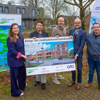 Gemeente Wijdemeren en G&O houden de koop-en realisatieovereenkomst vast na ondertekening 2e fase woningbouw aan de Dennenlaan in Loosdrecht