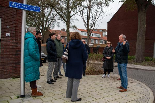 Liesbeth Spies krijgt uitleg van SWEV over projecten