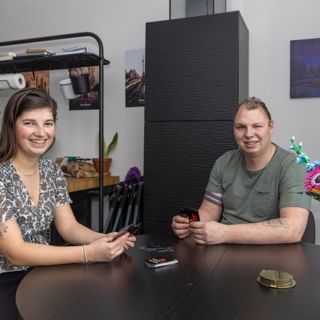 Huurders Selena en Wessel aan tafel appartement Bunschoten