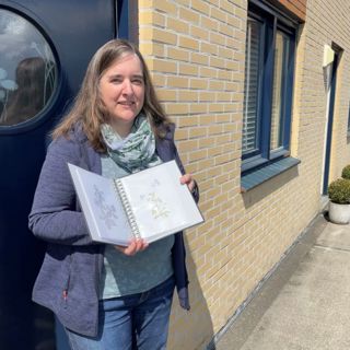 dame houdt tekenboek vast