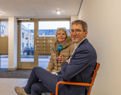 vrouw interviewt man op bankje