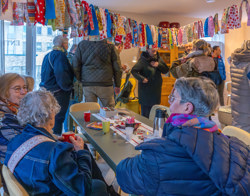 bezoekers staan en zitten in een huiskamer