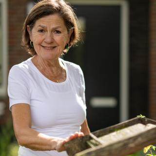 Vrouw met zonnig weer buiten