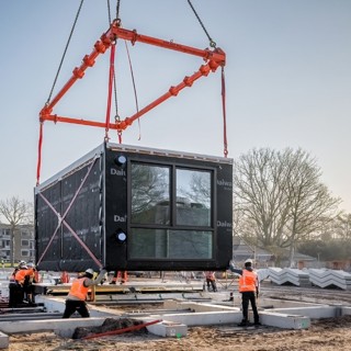 Eerste module woningen Circusterrein Hilversum wordt geplaatst